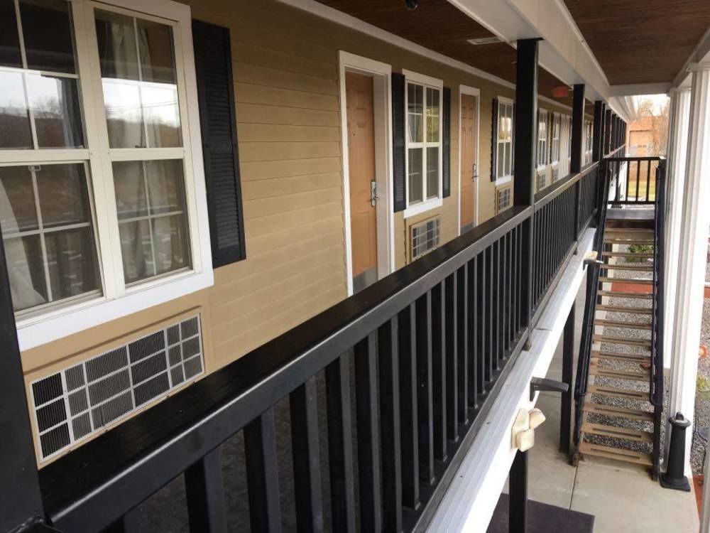 Newbury Inn Brookfield Bagian luar foto