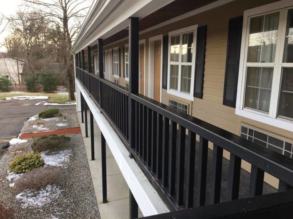 Newbury Inn Brookfield Bagian luar foto