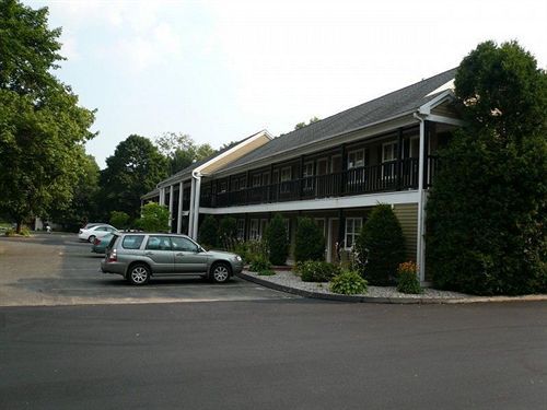 Newbury Inn Brookfield Bagian luar foto