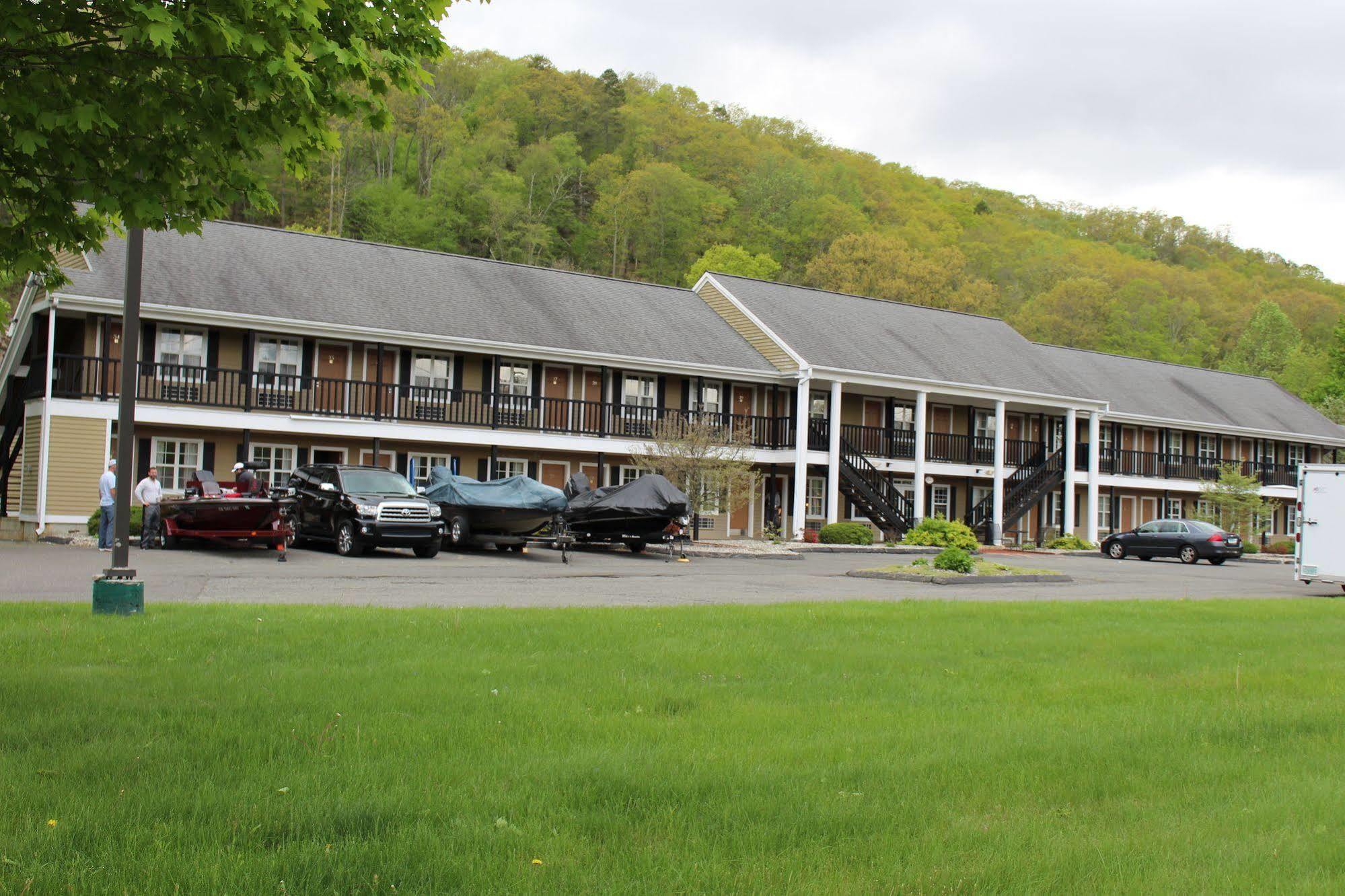 Newbury Inn Brookfield Bagian luar foto