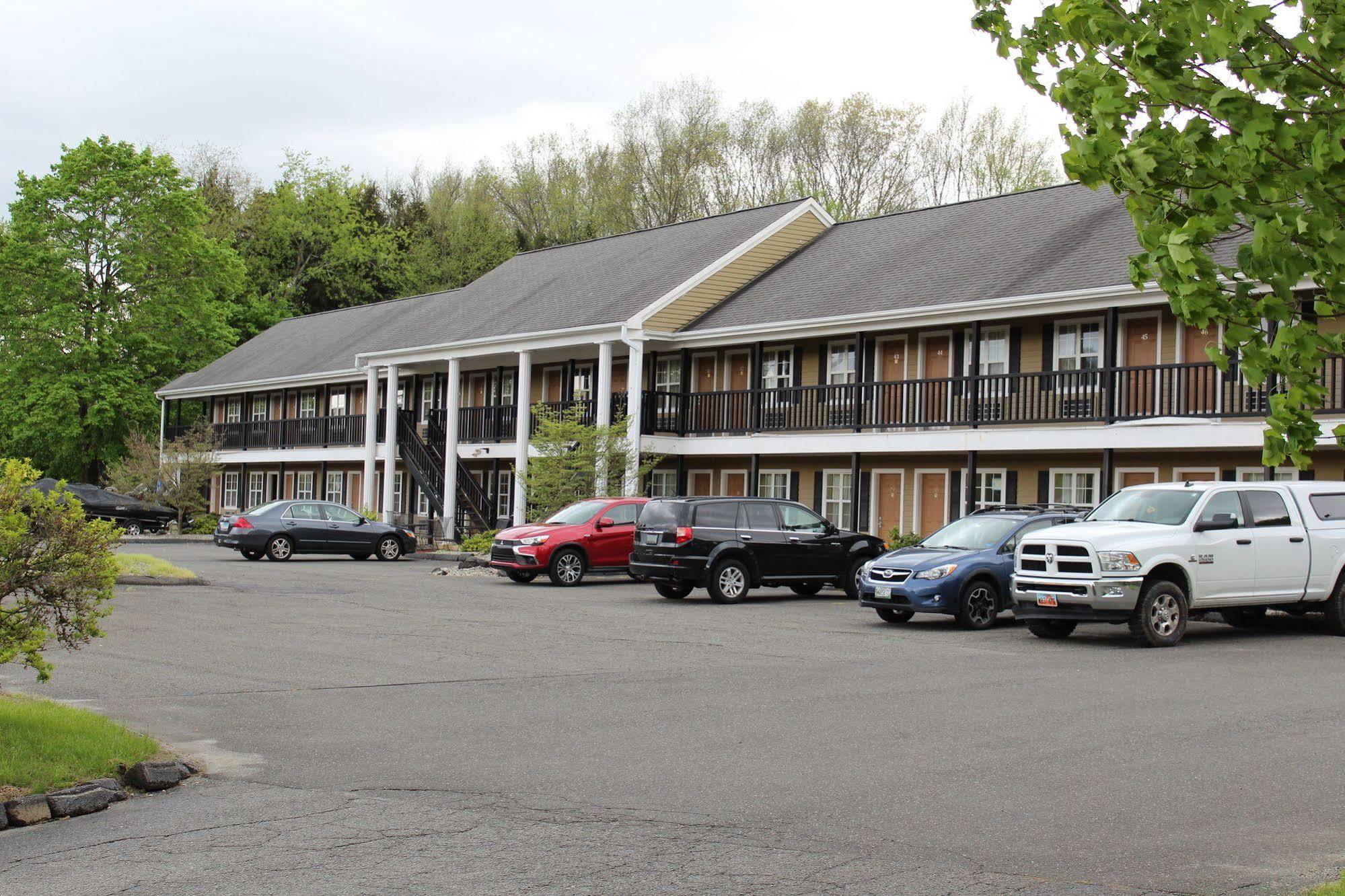 Newbury Inn Brookfield Bagian luar foto