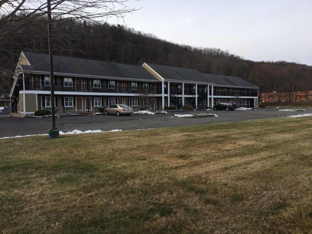 Newbury Inn Brookfield Bagian luar foto
