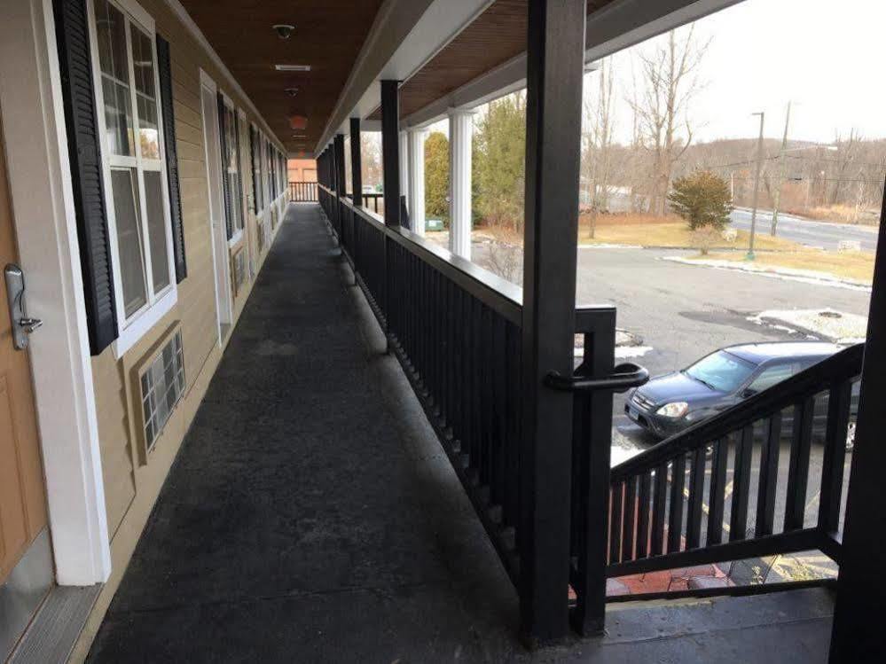 Newbury Inn Brookfield Bagian luar foto